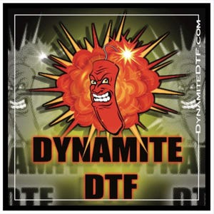 K&ouml;nnte beinhalten: Ein roter Cartoon-Dynamitstab mit einer Z&uuml;ndschnur und einem bedrohlichen Gesicht explodiert in einer Rauchwolke. Der Text "Dynamite DTF" ist in schwarzen Buchstaben unter der Explosion geschrieben.