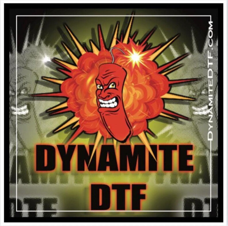 K&ouml;nnte beinhalten: Ein roter Cartoon-Dynamitstab mit einer Z&uuml;ndschnur und einem bedrohlichen Gesicht explodiert in einer Rauchwolke. Der Text "Dynamite DTF" ist in schwarzen Buchstaben unter der Explosion geschrieben.