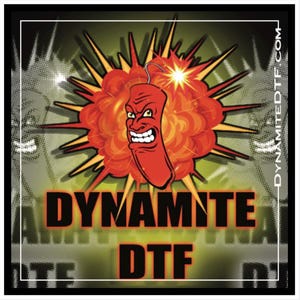 Op de afbeelding: Een grafische illustratie met een rode, antropomorfe chilipeper met een boze gezichtsuitdrukking, gecentreerd voor een grote oranje en gele explosie. De tekst DYNAMITE DTF is in dikke zwarte letters onder de afbeelding gedrukt.