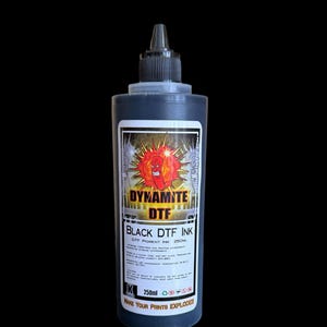Op de afbeelding: Een zwarte plastic fles met zwarte Dynamite DTF pigmentinkt en een dop met een puntige tuit. Het etiket toont een rode cartoon-dynamietstaaf, de tekst Dynamite DTF Black DTF Ink en een inhoud van 250ml.