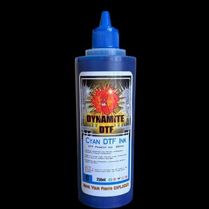 Op de afbeelding: Een blauwe plastic knijpfles met 250ml cyaan DTF-inkt. Het etiket bevat een afbeelding van een rode cartoon-dynamietstaaf, de tekst DYNAMITE DTF, CYAN DTF INK, de slogan MAKE YOUR PRINTS EXPLODE en diverse instructies voor opslag.