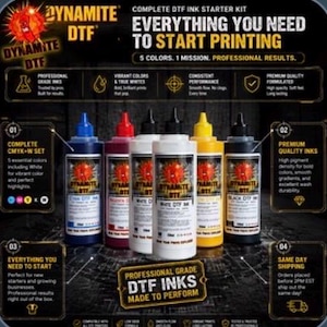Op de afbeelding: Een complete DTF-inktstarterset met zes plastic flessen professionele inkt in cyaan, magenta, wit, geel en zwart. De verpakking bevat tekst met details over de CMYK+W-set en de kwaliteit en prestaties van de inkt.