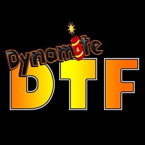 以下が含まれることがあります： 黒と黄色のグラフィックデザインで、「ダイナマイト」と「DTF」の文字が大きく太字で書かれています。赤い白のダイナマイトが文字の上にあります。
