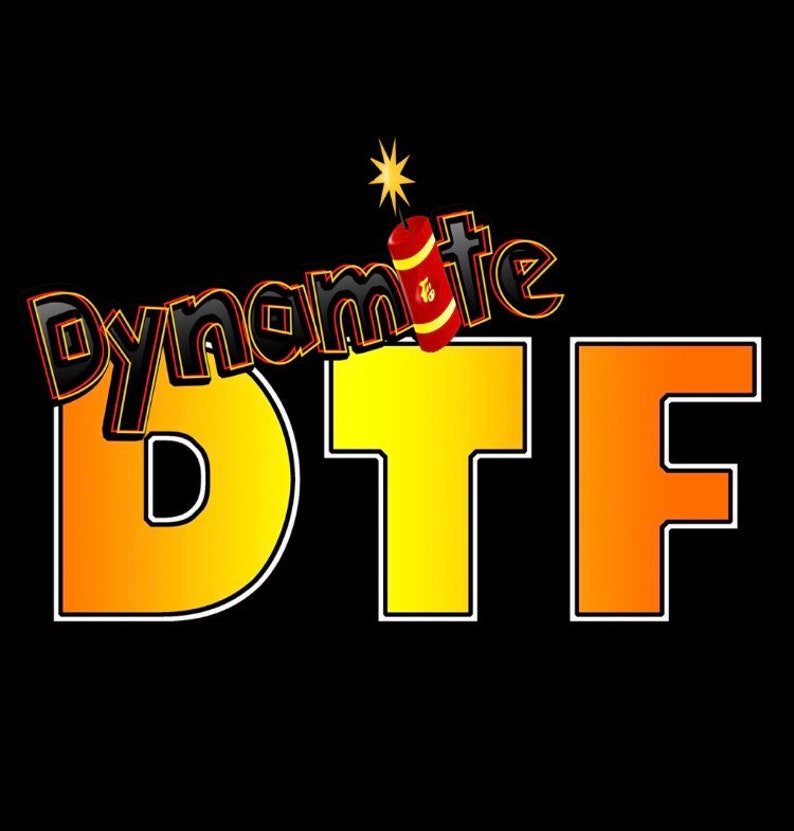 以下が含まれることがあります： 黒と黄色のグラフィックデザインで、「ダイナマイト」と「DTF」の文字が大きく太字で書かれています。赤い白のダイナマイトが文字の上にあります。