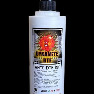 Op de afbeelding: Een witte plastic fles met Dynamite DTF witte inkt en een zwarte draaidop. Het etiket bevat een rode cartoon-chilipeper met een gezicht, de tekst Dynamite DTF, White DTF Ink, 250ml en de slogan Make Your Prints Explode.