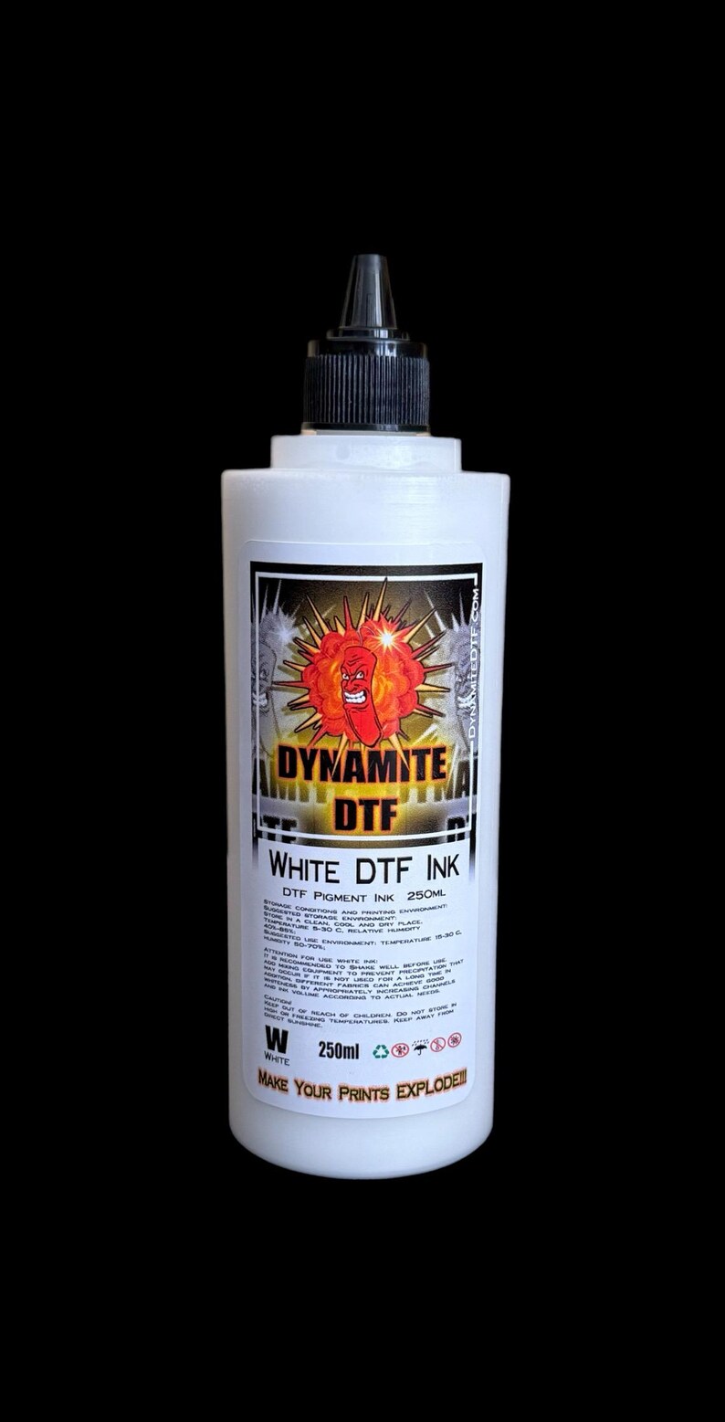 Op de afbeelding: Een witte plastic fles met Dynamite DTF witte inkt en een zwarte draaidop. Het etiket bevat een rode cartoon-chilipeper met een gezicht, de tekst Dynamite DTF, White DTF Ink, 250ml en de slogan Make Your Prints Explode.