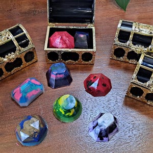 Pacote com 4 pedras preciosas de giz de cera Pirate Treasure para crianças, feito com giz de cera reciclado, o que o torna um item exclusivo para seu filho presentear os amigos.