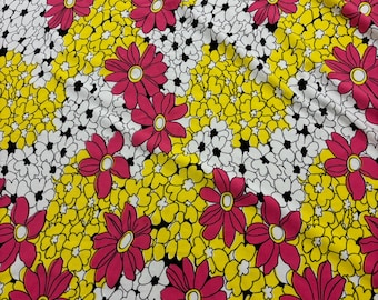Puede incluir: Una tela con un patrón floral con flores rosas y amarillas sobre un fondo blanco.