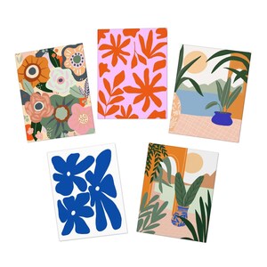 Könnte beinhalten: Fünf rechteckige Kunstdrucke mit floralen und Landschaftsdesigns. Die Drucke weisen eine Vielzahl von Farben auf, darunter Orange, Rosa, Blau und Grün. Ein Druck hat große blaue Blumenformen, ein anderer orangefarbene Blumenmuster.
