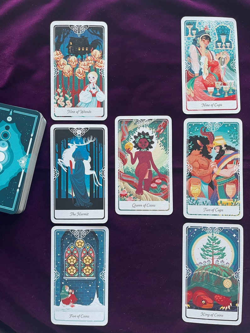 Peut inclure: &Eacute;talement de cartes de tarot avec neuf cartes, dont L'Ermite, Neuf de B&acirc;tons, Reine de Pi&egrave;ces, Deux de Coupes, Neuf de Coupes, Roi de Pi&egrave;ces et Cinq de Pi&egrave;ces. Les cartes sont illustr&eacute;es d'images color&eacute;es et pr&eacute;sentent une vari&eacute;t&eacute; de personnages et de symboles.