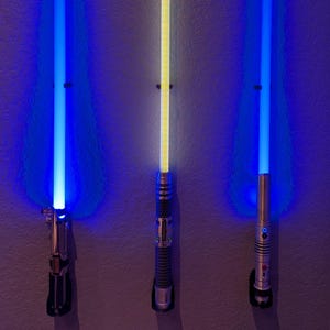 垂直ライトセーバーウォールマウント - コレクター向けの頑丈なフローティングハンガー、フォースFX、ネオピクセル、レガシーセーバー用のユニバーサルディスプレイラック