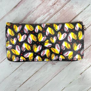 Cartera con cremallera con corazones, mitad béisbol y mitad sóftbol