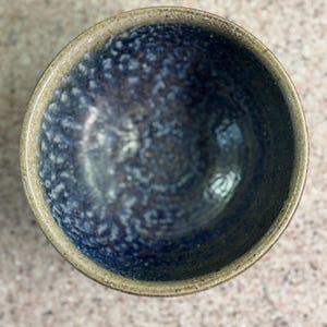 Ciotola smaltata blu di Jugtown Pottery, realizzata a mano in gres della Carolina del Nord, piccola ciotola da portata, saliera, portagioie, regalo artigianale in ceramica