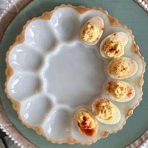 Prato vintage de vidro leitoso para ovos recheados | Travessa recortada com detalhes dourados da Anchor Hocking