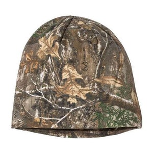 Puede incluir: Un gorro de punto de camuflaje marrón y verde.