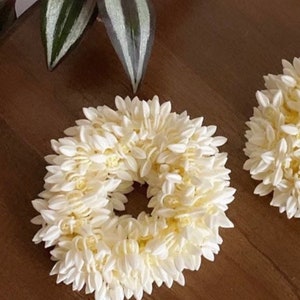 Hand gajras / white gajras / floral jewelry / flower jewelry / haldi/holud jewelry / Mayoon jewelry / indian floral jewelry/ mehndi jewelry
