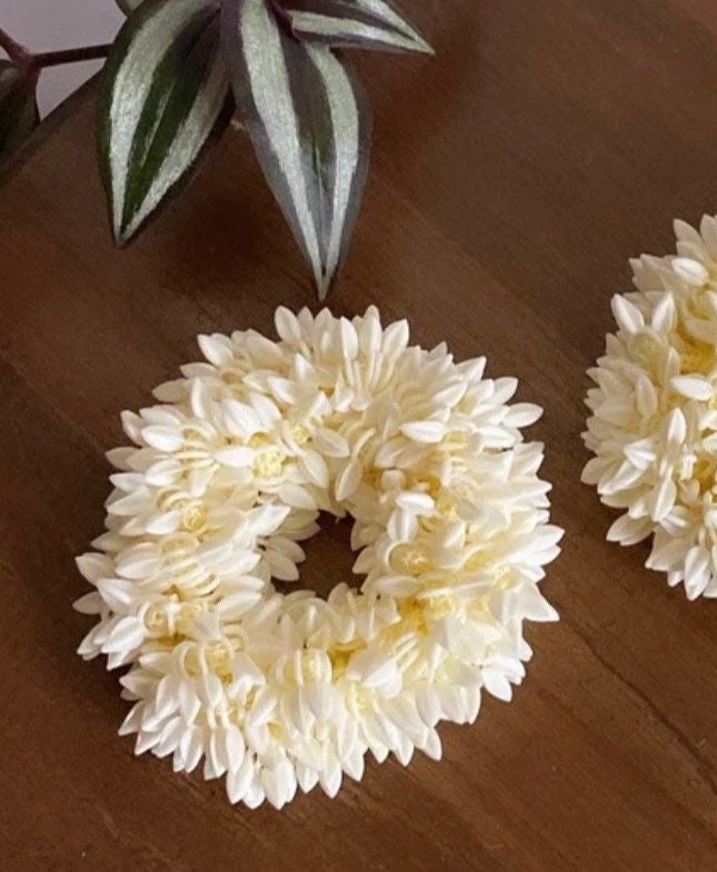 Hand gajras / white gajras / floral jewelry / flower jewelry / haldi/holud jewelry / Mayoon jewelry / indian floral jewelry/ mehndi jewelry