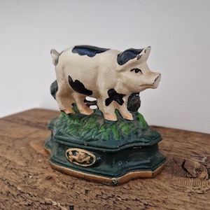 Vintage Gusseisen Schwein Türstopper. Gusseisen Schwein. Bemalter Türstopper aus Gusseisen in Form eines Schweins. Handbemalter Schwein Anhänger.