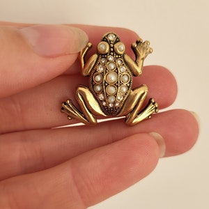 Vintage gold tone metal frog brooch. Vintage gold tone brooch. Vintage pearl brooch. Frog brooch. Vintage frog jewellery.