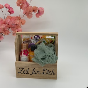 Holz Geschenkkorb Geschenkset Geschenk Mitbringsel Wellness Freundin Geschenkidee Holzkorb Badesalz Augenmaske Beauty Auszeit entspannen Bild 5