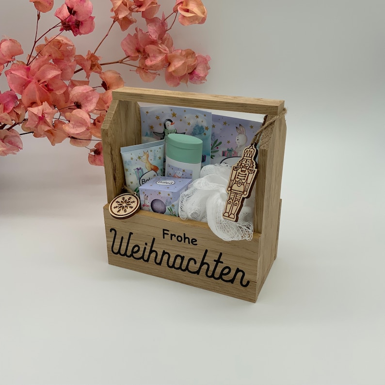 Holz Geschenkkorb Geschenkset Geschenk Mitbringsel Wellness Freundin Geschenkidee Holzkorb Badesalz Augenmaske Beauty Auszeit entspannen Bild 4