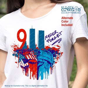 Może przedstawiać: Biała koszulka z nadrukiem graficznym przedstawiającym wieże bliźniacze z napisem "9/11" i "Never Forget" w czerwonych, białych i niebieskich plamach farby.