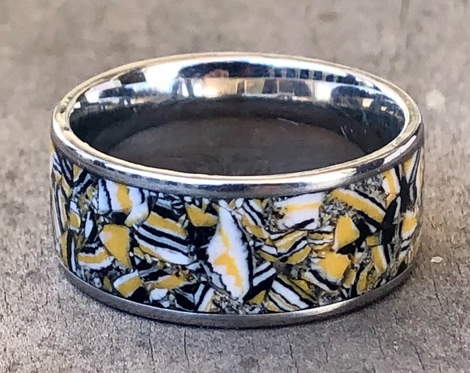 Yellow "peacock malachite" (Calsilica) inlay ring in steel. Size 11.5, 10mm width.