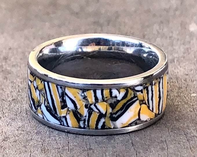 Yellow "peacock malachite" (Calsilica) inlay ring in steel. Size 6, 8mm width.