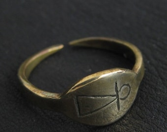 Bague en bronze massif de la déesse Tanit phénicienne. Reconstitution historique de Carthage.