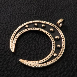 Massives Lunula-Amulett aus Bronze. Slawischer Schmuck. Heide. Mond. Historische Nachstellung.