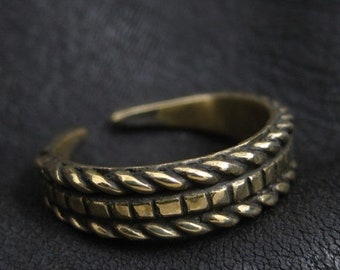 Anillo de dedo de bronce macizo de la Polonia medieval. Joyería eslava. Recreación Histórica.