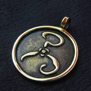 Colgante de letrero amarillo de latón macizo. Amuleto del mito de Cthulhu del rey Hastur en amarillo