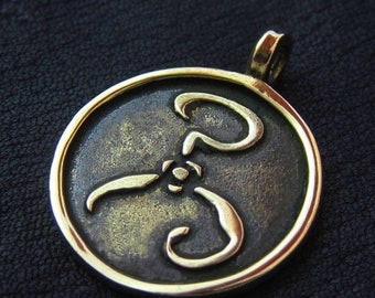 Colgante de letrero amarillo de latón macizo. Amuleto del mito de Cthulhu del rey Hastur en amarillo