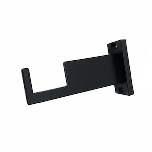 Może przedstawiać: Czarny, metalowy wieszak ścienny z prostokątną płytą montażową i hakiem pod kątem prostym. Hak przeznaczony jest do wieszania przedmiotów i ma minimalistyczną, nowoczesną estetykę. Hak wykonany jest z litego metalu i pomalowany na czarno.