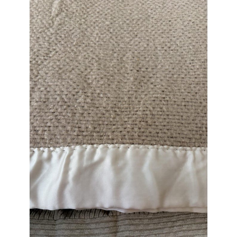 K&ouml;nnte beinhalten: Eine wei&szlig;e Keramik-Tasse mit schwarzem Henkel und dem Text "But First, Coffee" in schwarzer, handschriftlicher Schrift. Die Tasse steht auf einer wei&szlig;en Oberfl&auml;che.