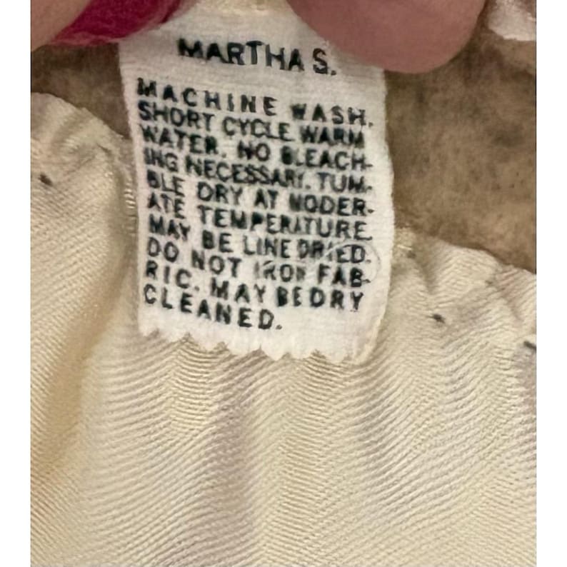 K&ouml;nnte beinhalten: Ein Set aus drei Keramikbechern mit gesprenkelter, matter Oberfl&auml;che. Die Becher sind in den Farbt&ouml;nen Creme, Hellgrau und Dunkelgrau gehalten. Jeder Becher hat ein schlichtes, minimalistisches Design und einen abgerundeten Henkel.