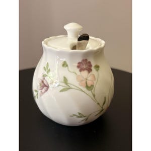 Mostacera Wedgwood Campion con tapa, porcelana fina, cuchara plateada, diseño floral de 6,35 cm (2,5 pulgadas)