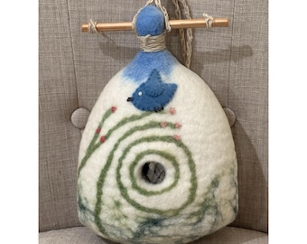 Casita para pájaros de fieltro Wild Woolies, hecha en Nepal con materiales orgánicos, pájaro azul de 23 cm.