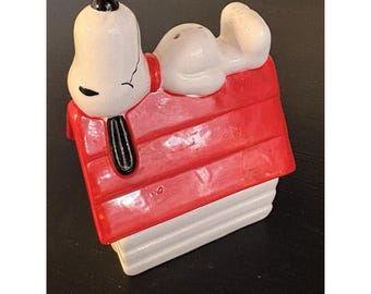 Juego de salero y pimentero de cerámica vintage de la casa de Snoopy de Peanuts