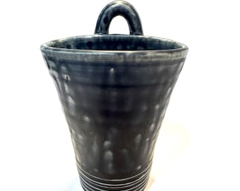 Keramik Wand-Taschen-Vase matt blau Marked Millner Pottery WI 5,5 ”