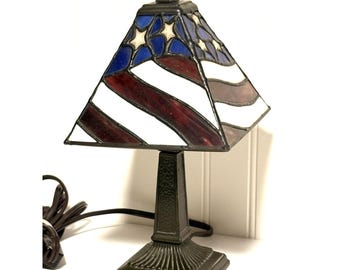 Lampada da tavolo piccola in vetro colorato stile Tiffany con bandiera americana, 28 cm, patriottica