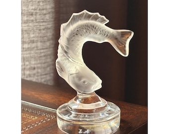 Figurka z kryształu Lalique Frosted Leaping Koi Fish Goujon Paperweight w kolorze miętowym 4 cale