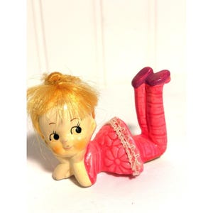 Figura vintage de cerámica de mediados de siglo, duendecillo hada, niña, Napco Japan, con coleta de 7,6 cm (3 pulgadas)