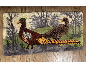 Loquet crochet faisans tapis suspendus grand 44"x22" fini terminé Vtg des années 1970