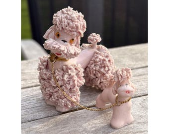 2 perros caniche de porcelana rosa vintage con forma de fideos de espagueti, encadenados, de mediados de siglo.