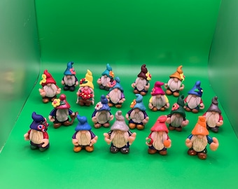 Könnte beinhalten: Eine Sammlung von 18 handgefertigten Gnomfiguren, jede mit einem einzigartigen Hut und Bart. Die Gnome sind aus Polymer Clay gefertigt und in verschiedenen Farben bemalt, darunter Rot, Blau, Grün, Gelb und Orange.