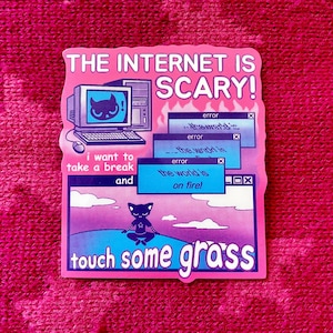 Könnte beinhalten: Ein pinkfarbener Aufkleber mit dem Text "THE INTERNET IS SCARY!" und "touch some grass." Das Design umfasst einen Computer, Fehlermeldungen und eine meditierende Katze. Der Aufkleber hat eine Retro- und Digitalästhetik.