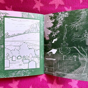 Puede incluir: Libro abierto con ilustraciones verdes y blancas. Una p&aacute;gina representa un cementerio, la otra presenta varios dibujos surrealistas, incluyendo una cara, tijeras y un fantasma. El libro est&aacute; sobre un fondo rosa con estampado de estrellas.