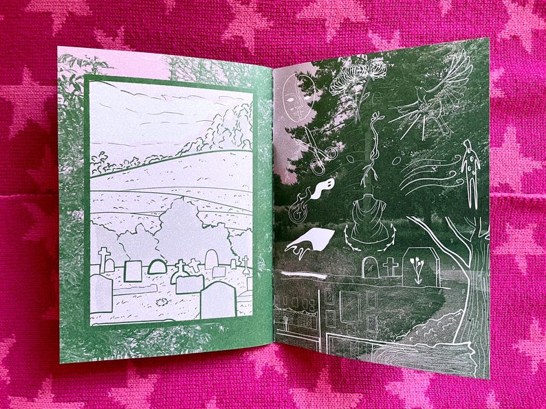 Puede incluir: Libro abierto con ilustraciones verdes y blancas. Una p&aacute;gina representa un cementerio, la otra presenta varios dibujos surrealistas, incluyendo una cara, tijeras y un fantasma. El libro est&aacute; sobre un fondo rosa con estampado de estrellas.