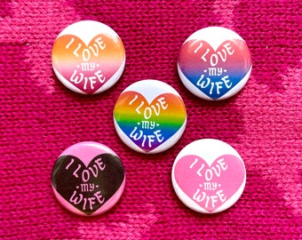 Insignia de botón de 25 mm con la bandera del orgullo LGBTQ+ "Amo a mi esposa"